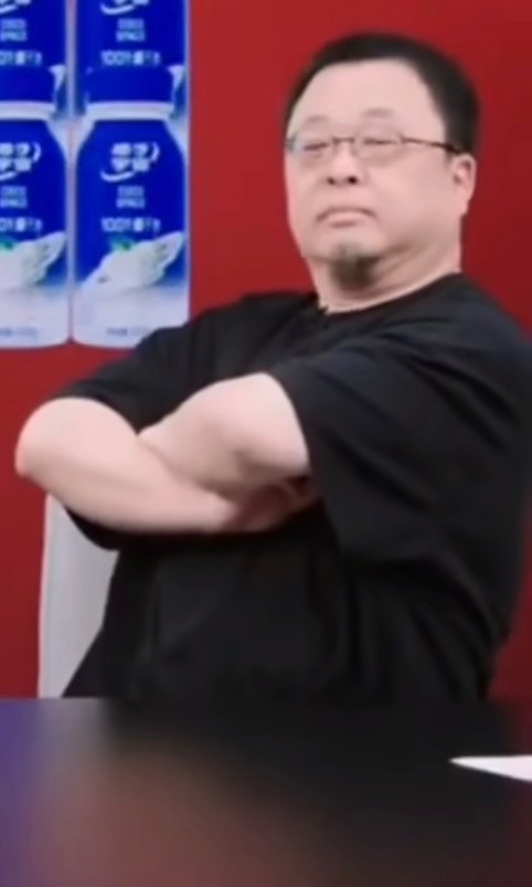 罗永浩 华杉哈哈哈，老罗直播间模仿华与华的机场广告，这个造型是掌握精髓了 