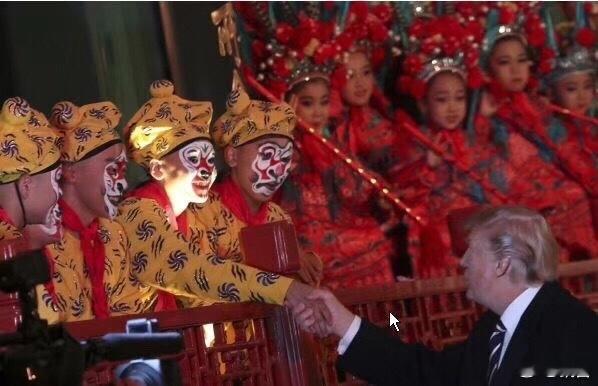 #中国外交部对特朗普当选总统表示祝贺# 文：人民日报；图：2017年11 月8日