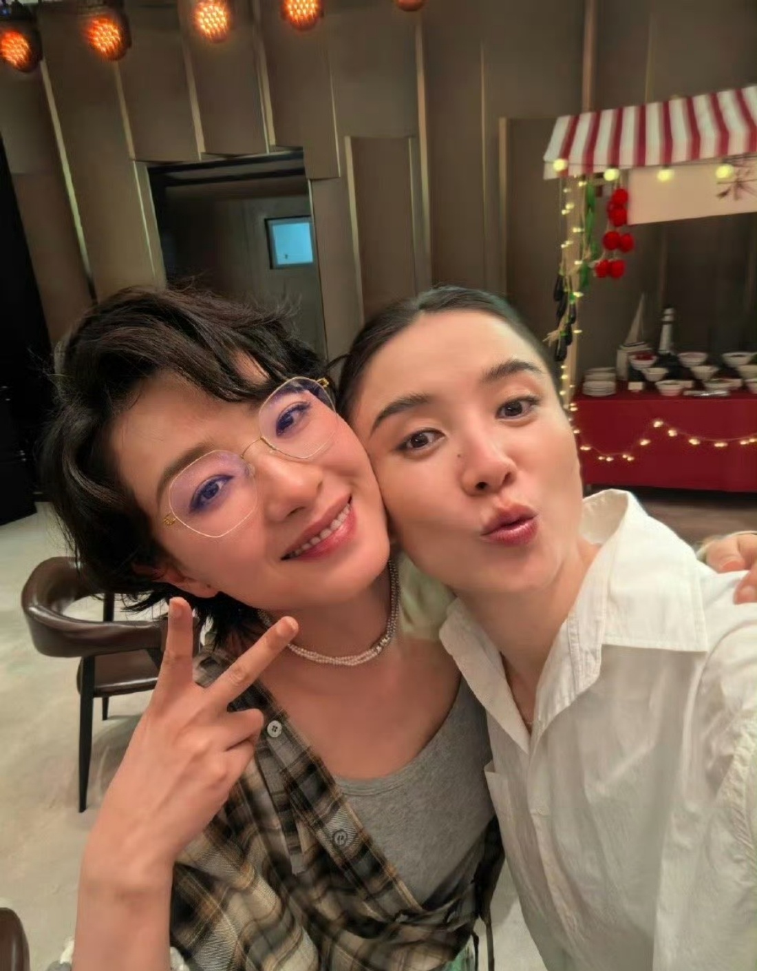 万茜晒与宋佳合照，两位姐姐都好美啊！！状态都超好～友谊长长久久呀 ​​​