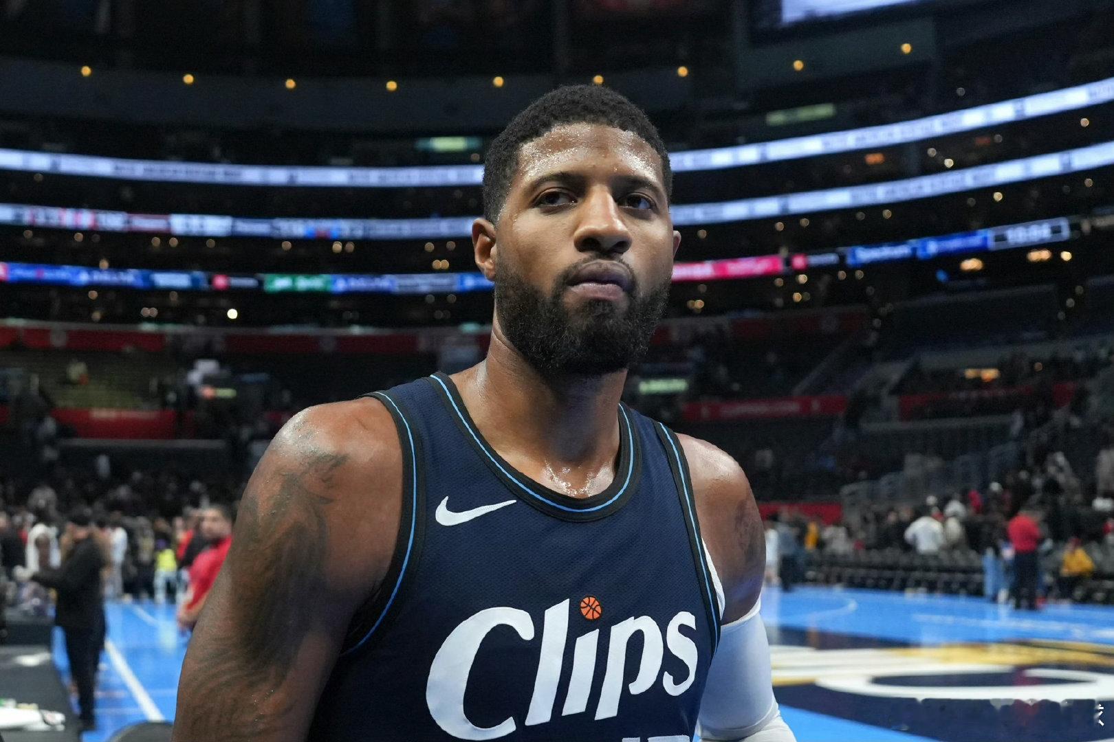 惊天罚单：保罗·乔治被禁赛25场这绝对是今日头版头条。76人队前锋保罗·乔治因违