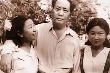 珍贵的历史照片。
这是一张珍贵的历史照片。毛主席与两个女儿李敏与李讷在一起的一张