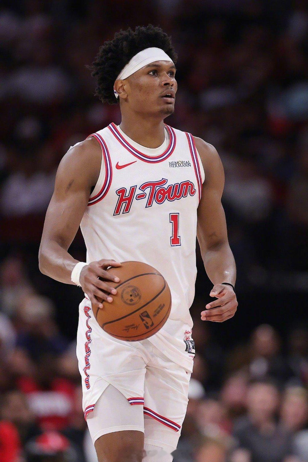 阿门的本赛季，场均37.4分钟，拿到18.3分7.8篮板5.3助攻1.5抢断0.