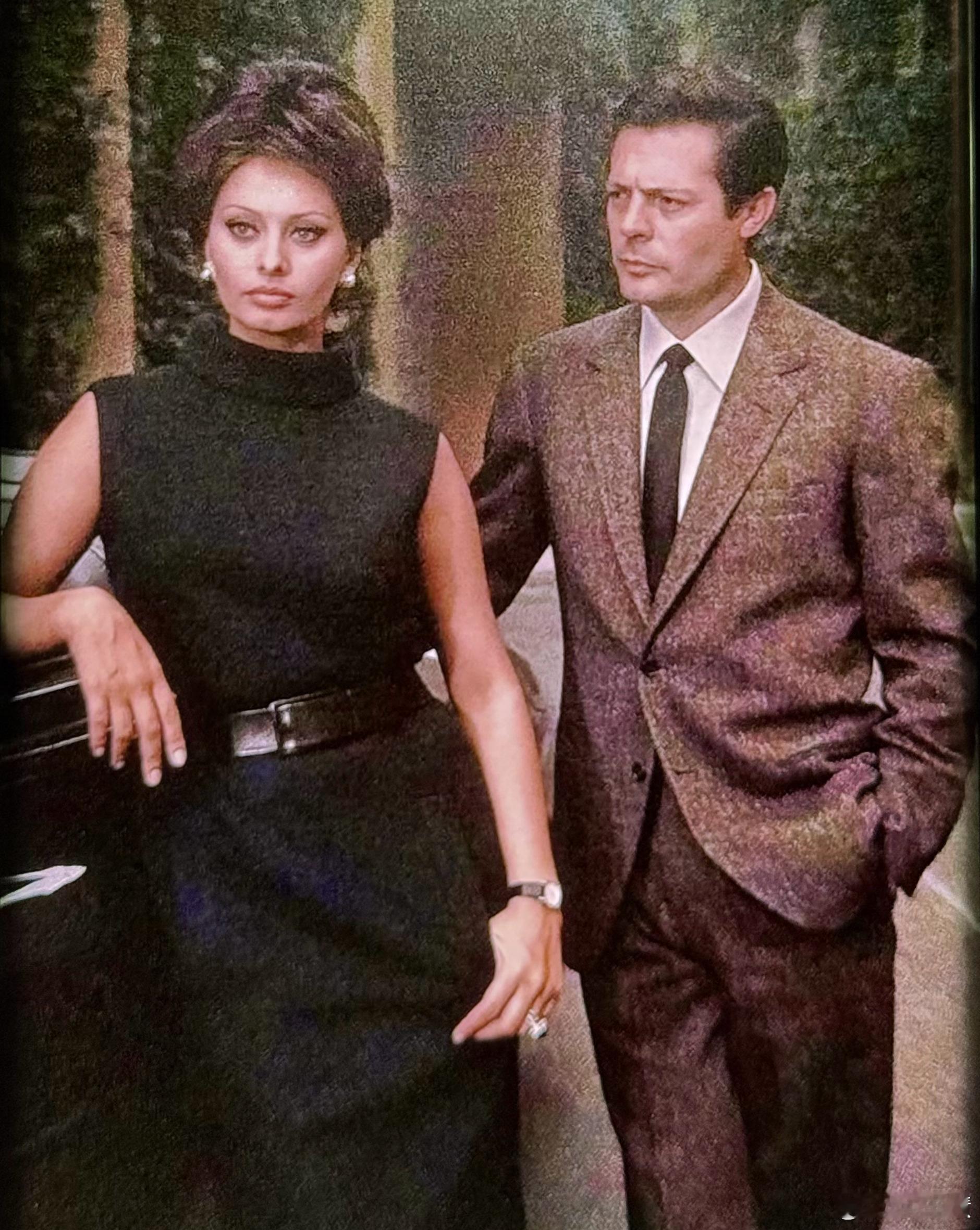 这张照片拍摄于六十二年前！令人惊叹的是，历经数十载光阴，索菲亚·罗兰与马塞洛·马