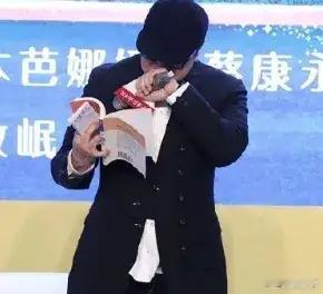 蔡康永出席活动泪奔 2月6日出席某书展活动时，蔡康永的情绪显然还未从悲痛中走出。