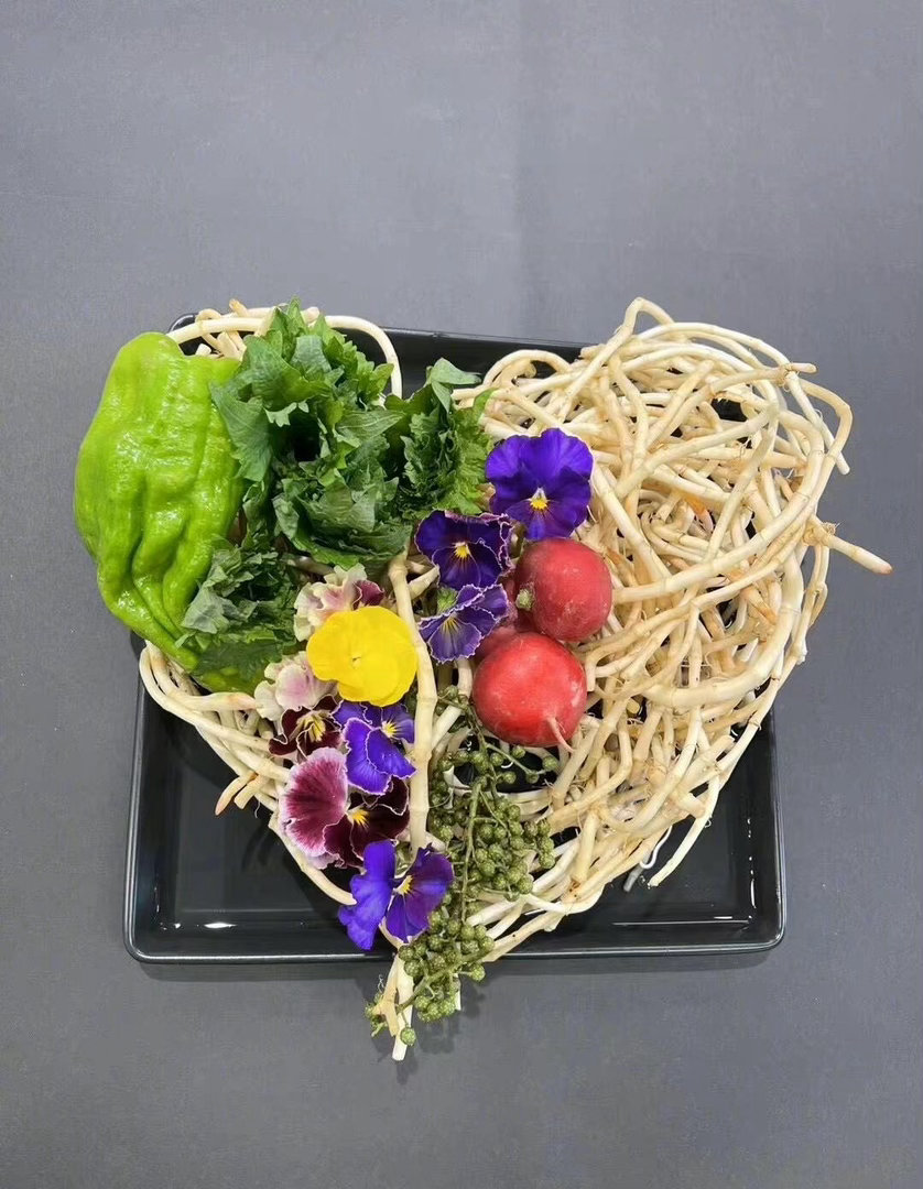 邓超孙俪鱼腥草真爱粉 超哥在云南市集看到鱼腥草，买一筐还特意告诉孙俪，之前俪姐晒