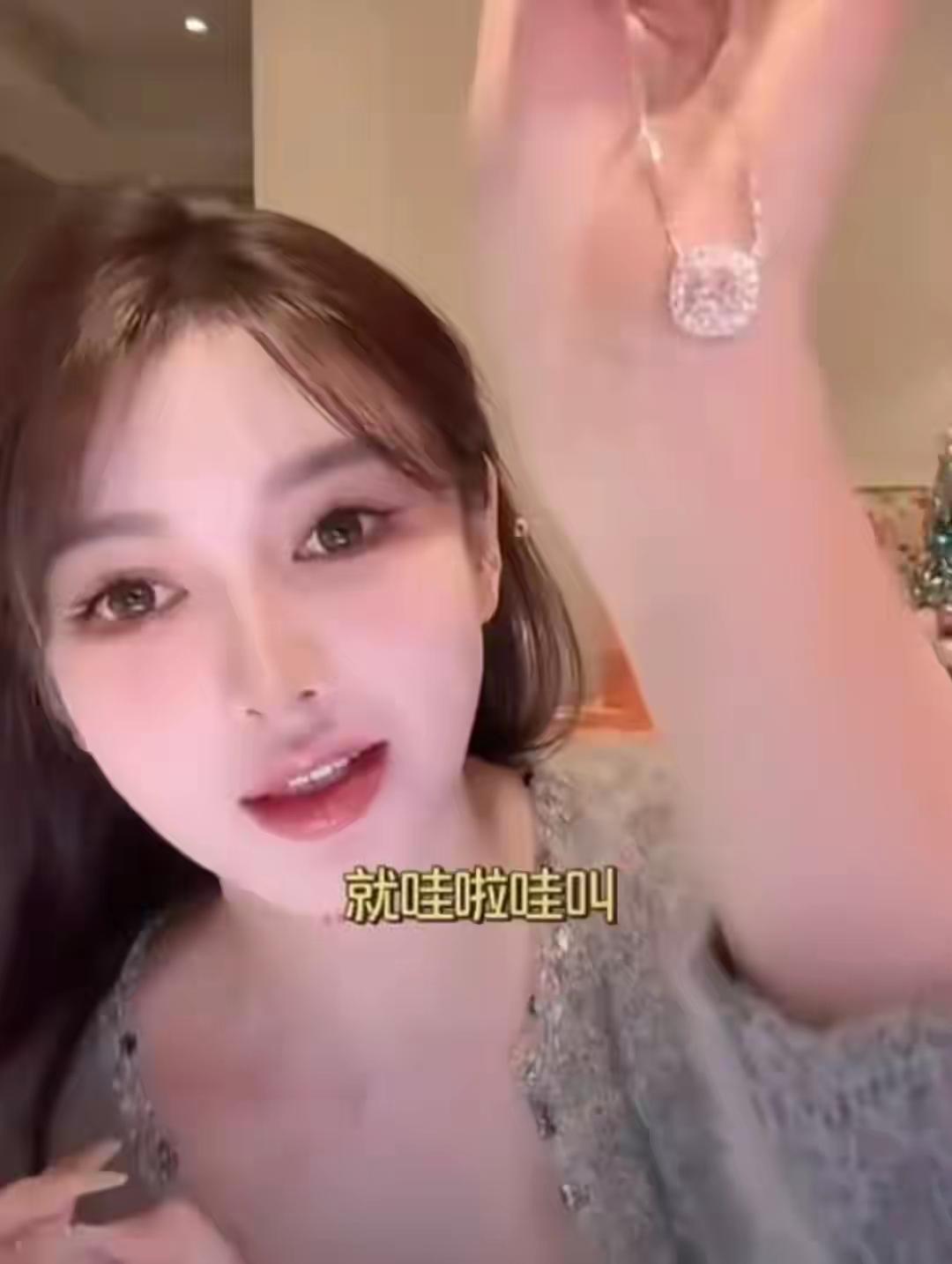 叶柯直播过程中，小女儿啼哭，略有不耐烦的说，小宝宝，叽哩哇啦。但还是起身去看了看