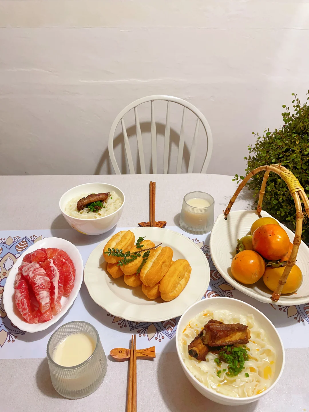 周六早餐排骨面，烤小油条。