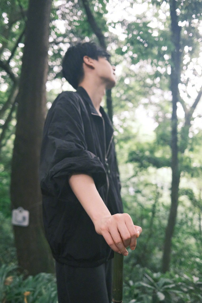 胡一天 登山杖后继无人 去青城山爬山，爬完想把登山杖转送给小孩哥，没想到被小孩哥