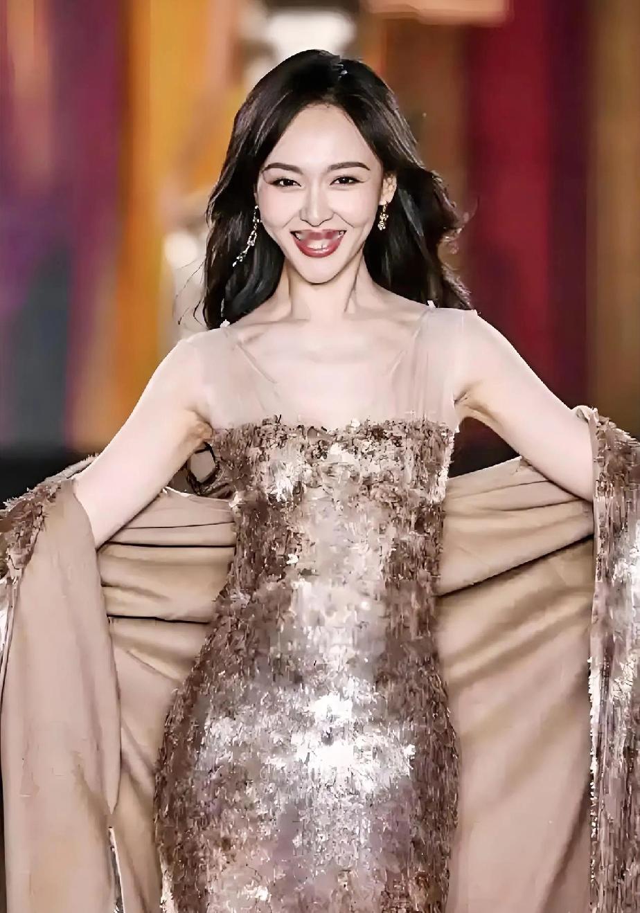 唐嫣今晚要失眠了，
这世界真的是个巨大的草台班子！
也不知道王家卫的录音真假，也