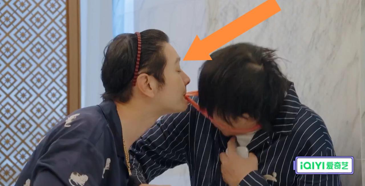 哎呀，枉费黄晓明一片好心，
人家黄子韬一点都不领情，
黄晓明只好
落寞离去。
