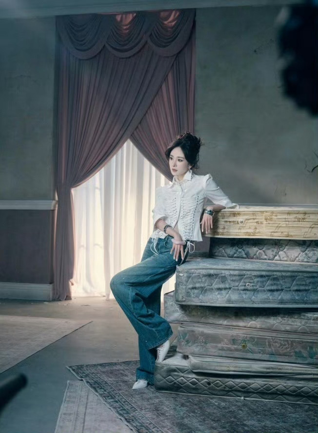 杨幂复古辣妹新鲜的春季形象大片来啦幂的造型还是一如既往的惊艳姐的镜头感真的鲨疯，