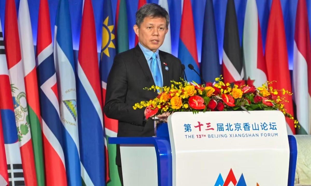 9月16日，北京香山论坛。台上站着新加坡国防部长陈振声。他开口，说的是中文，引的