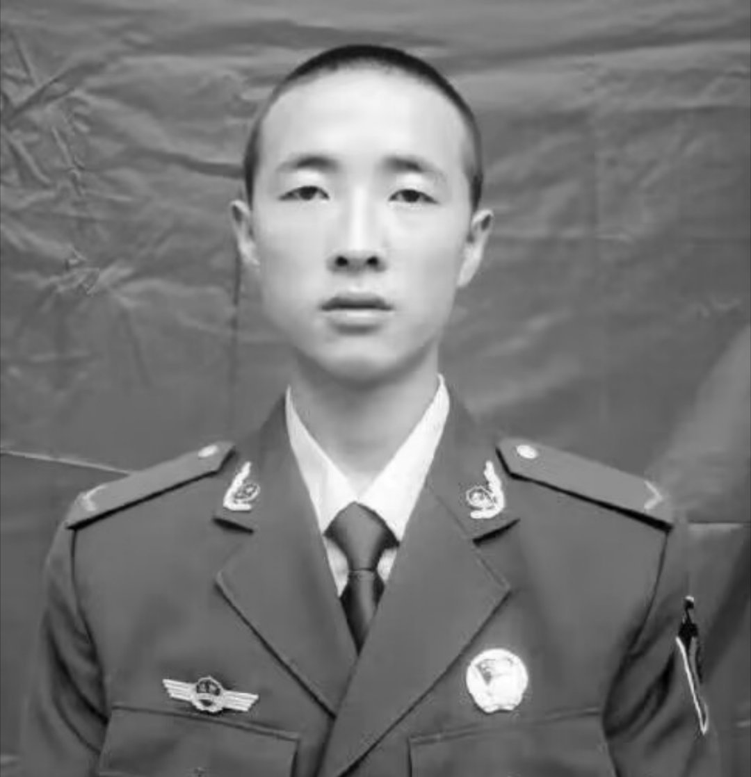 禁毒英雄姚元军。2011年8月，在抓捕毒贩的过程中，被拖坠入江中，不幸壮烈牺牲，