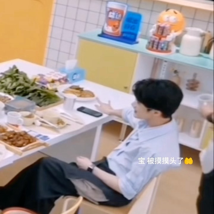 摸摸小咪的脑袋，小咪的爪爪就会开花🥺🥺🥺 ​​​