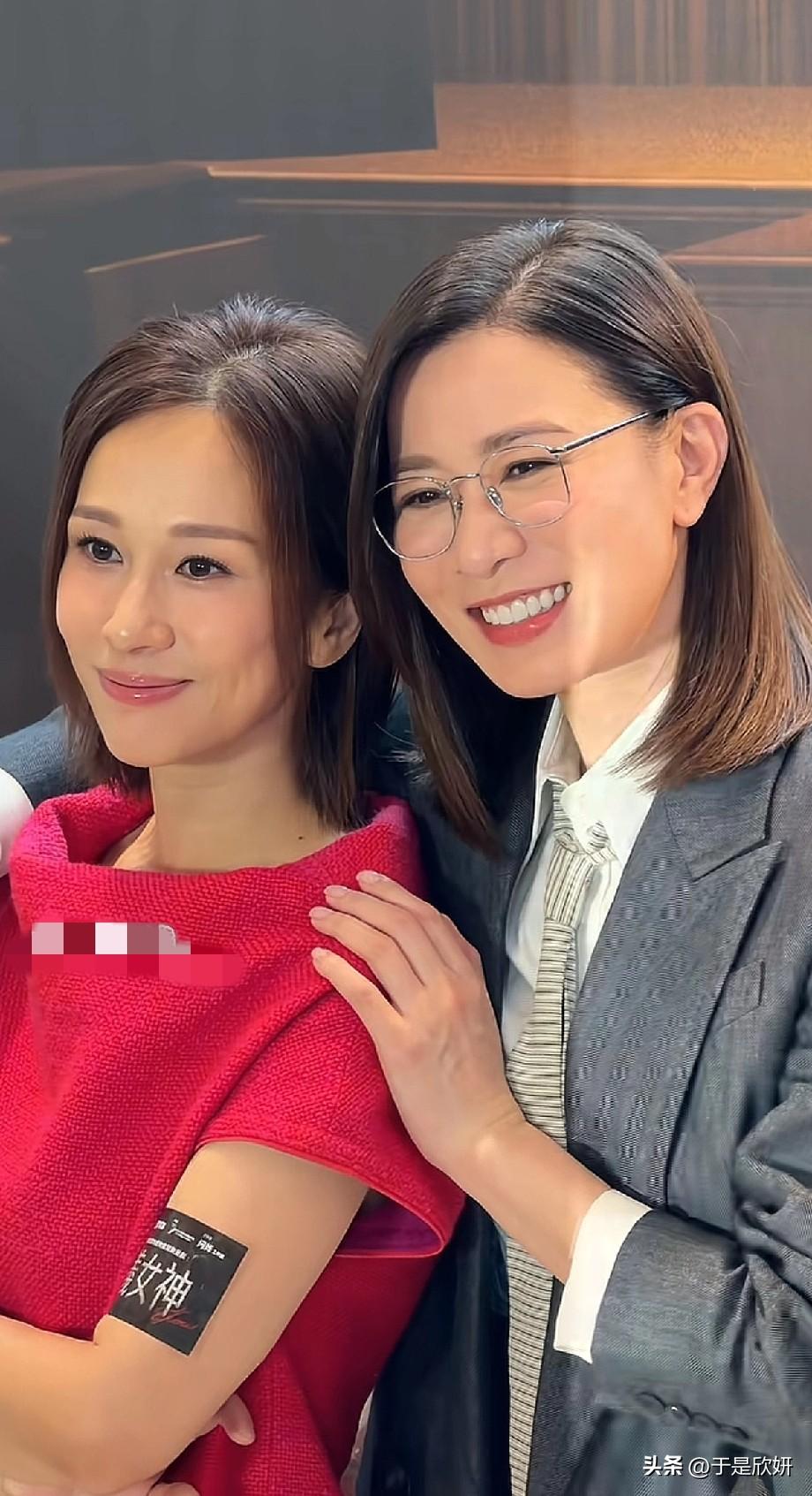 爷青回！佘诗曼文颂娴同框，25年TVB姐妹情看哭全网
 
当佘诗曼侧头笑着问文颂