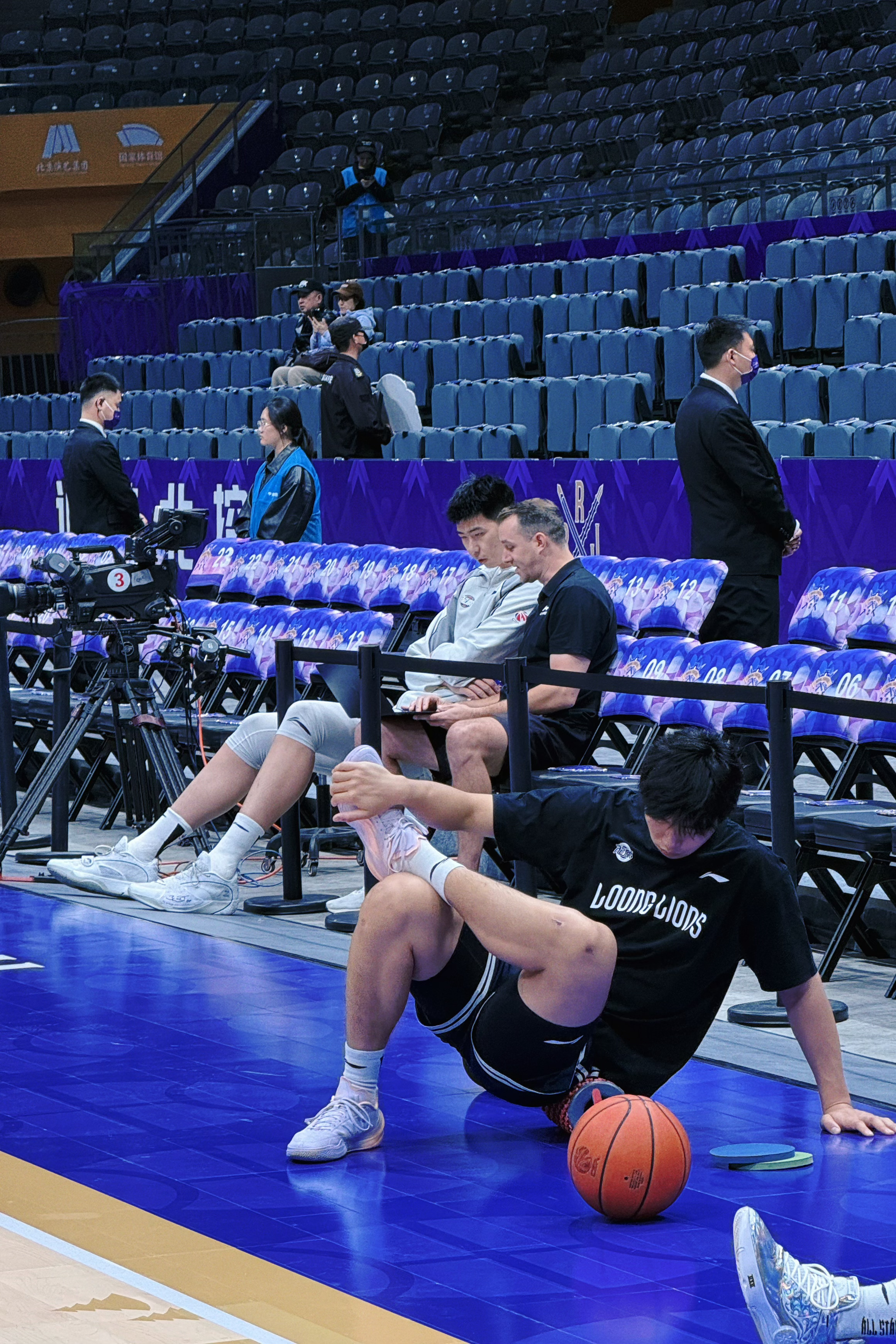 赛前龙狮助教单找徐昕看看录像北控男篮vs龙狮男篮