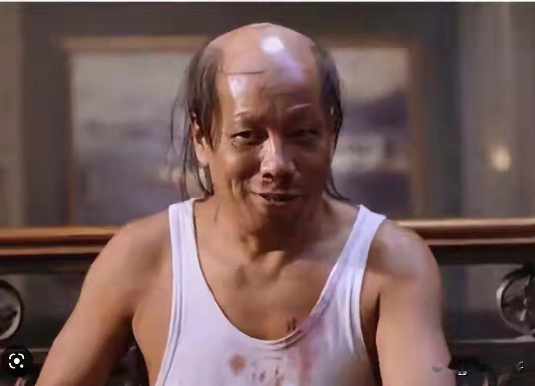 惊闻“火云邪神”梁小龙去世，享年77岁。当年他在周星驰电影《功夫》里的精彩演绎，