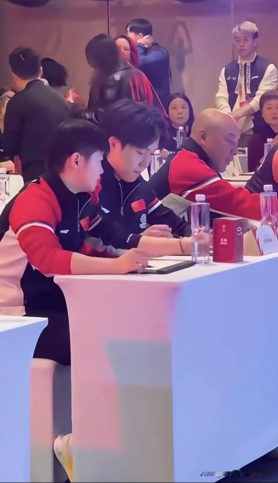 我的老天奶，看直播俩孩子坐在一起，一定是我老了眼睛花了吧！
使劲的揉了揉眼睛，今