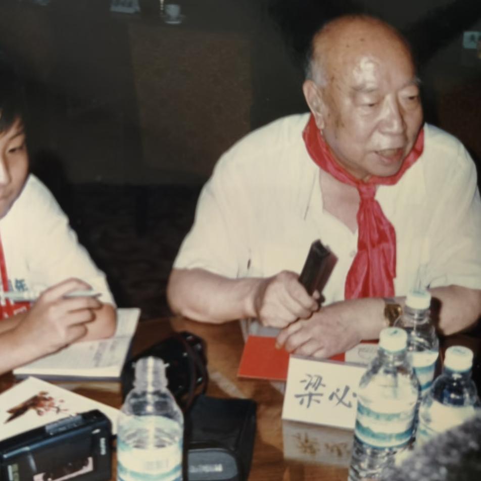 1995年，开国中将梁必业与少年小记者，一张罕见的留影，时值抗日战争胜利50周年
