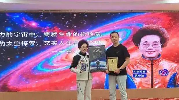 73岁，别人家的奶奶在跳广场舞，这位奶奶直接签了张太空船票。



广东佛山顺德