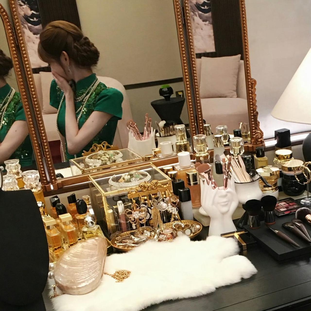 住着中式园林 坐着劳斯莱斯 拎着爱马仕 戴着价值480w的珠宝 梳妆台琳琅满目