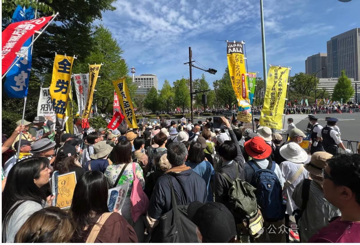 日本青年走上街头捍卫和平宪法在军国主义思潮涌动的日本街头，竟有清醒的年轻人挺身而