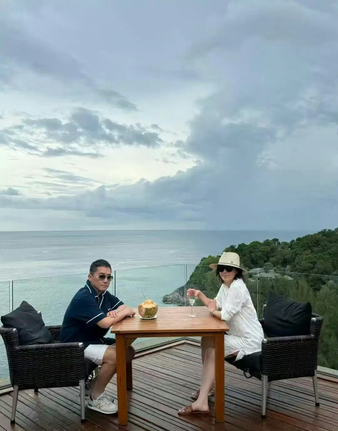 刘嘉玲晒合照，侄子或继承她10亿财产，梁朝伟外甥女也是继承人 ​​​