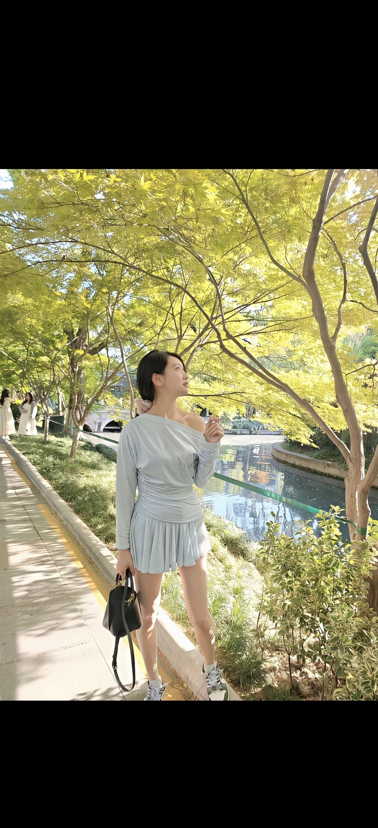 夏天去西湖，真能体会到“西湖夏天的美景是透明的”这话的妙处。湖水清澈见底，阳光洒