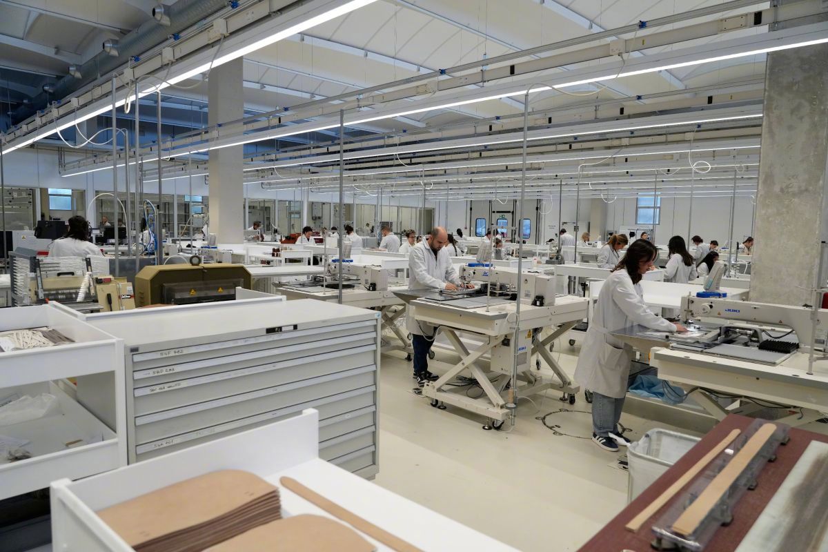 #普拉达收购范思哲#【意大利两大奢侈品牌“联姻” #普拉达低价收购范思哲#】据美