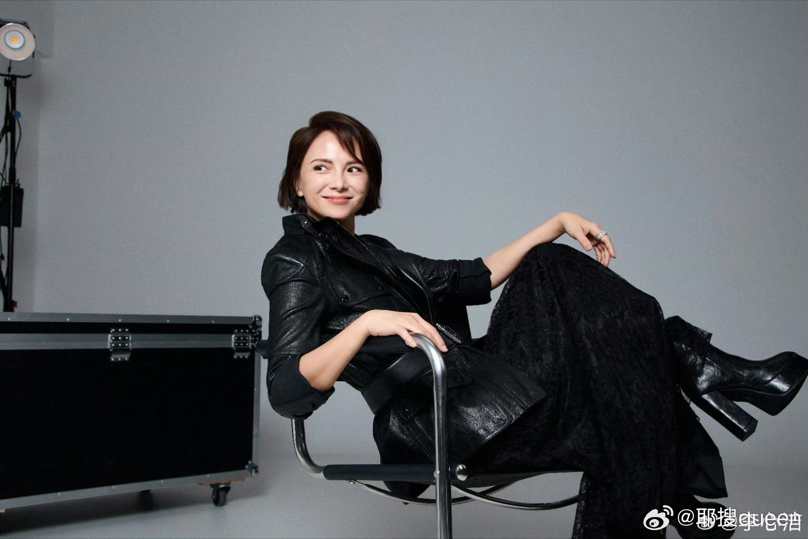 李心洁allblack造型轻松乘风简约全黑，是李心洁独有的气场。利落轮廓勾勒出东
