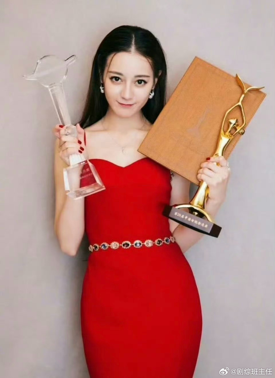 迪丽热巴金鹰视后价值迪丽热巴金鹰视后价值是不是挺高的，毕竟首位90花视后，而且在