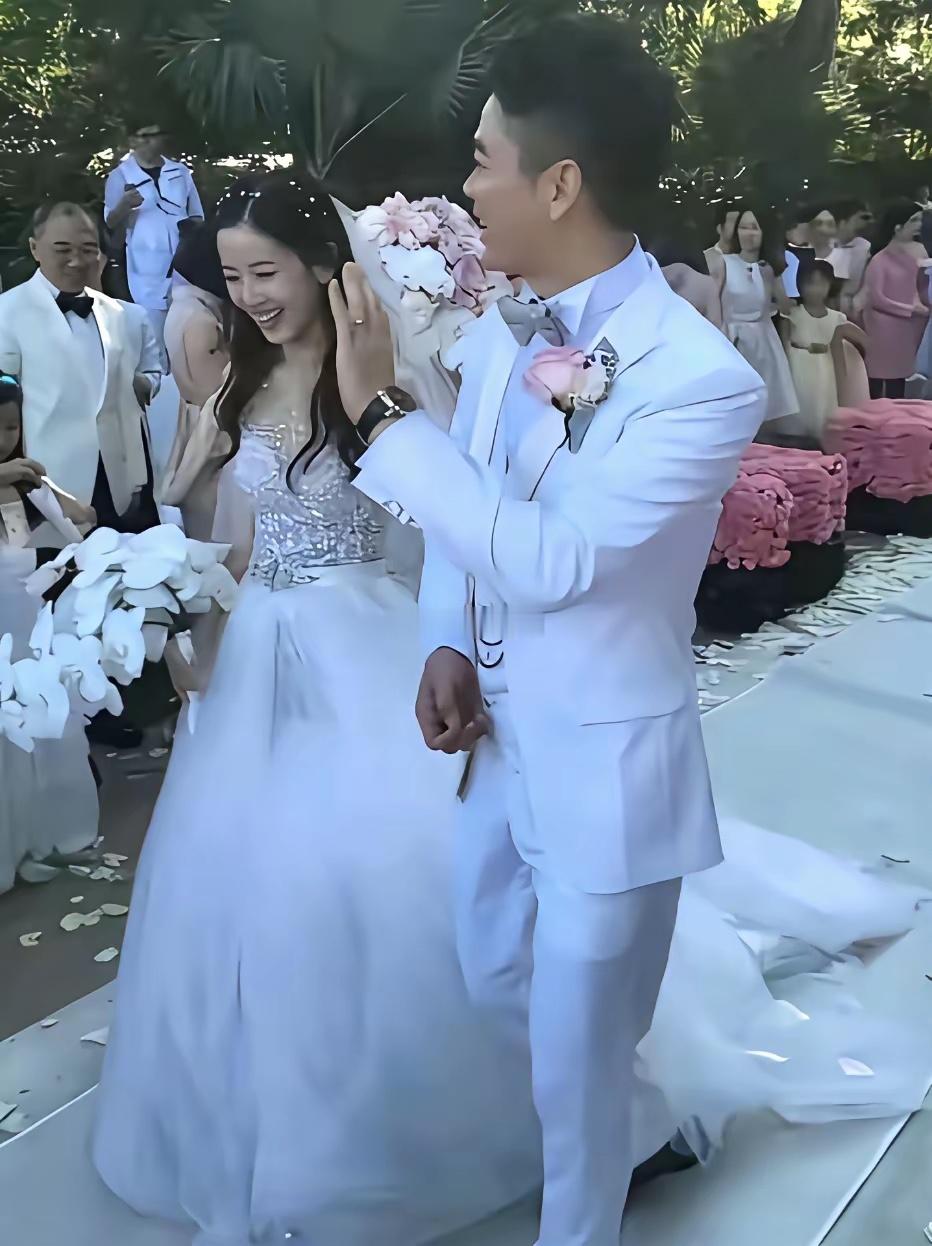 当年刘强东与奶茶妹大婚时的一幕，幸福感爆棚
