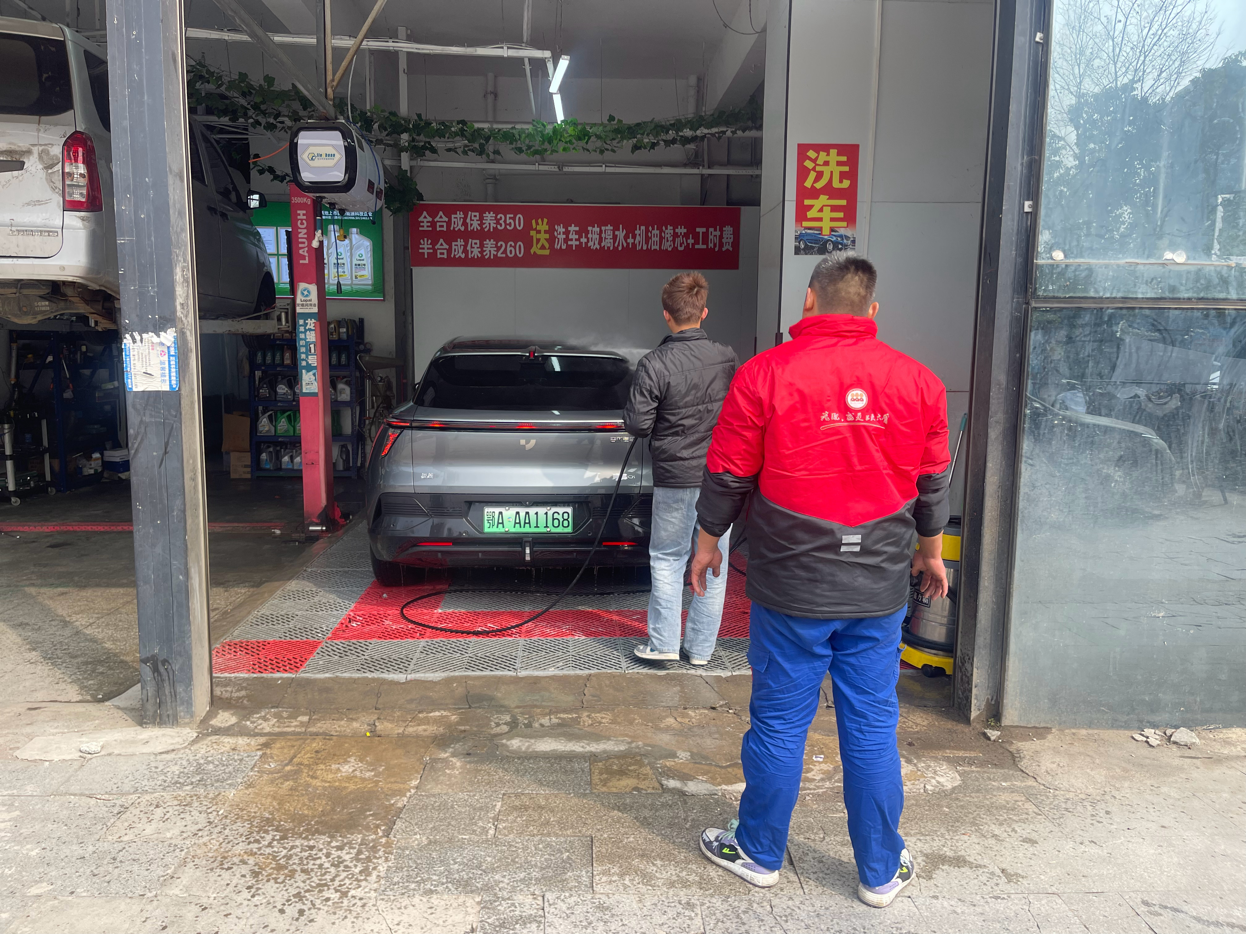 中午和田总去看一台2018年的日产轩逸，车主还要用几天，到时候再交付。三月正是买