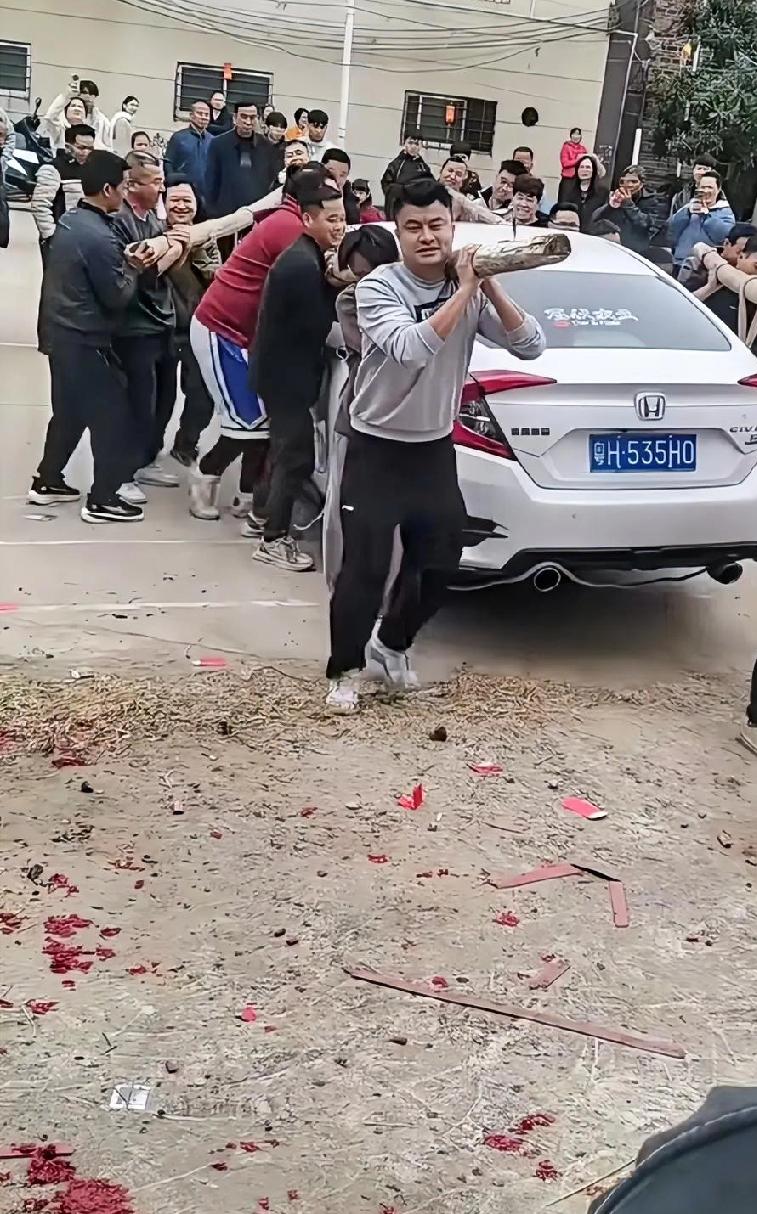 2月17日广西一辆白车影响篮球比赛进行，众人将车辆抬出篮球场。
 
事发地位于广