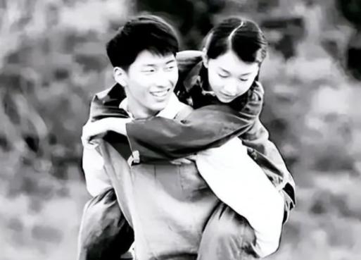 1972年，21知青李文忠救起一名11岁的落水女孩。然而，女孩竟认真地对他说了一