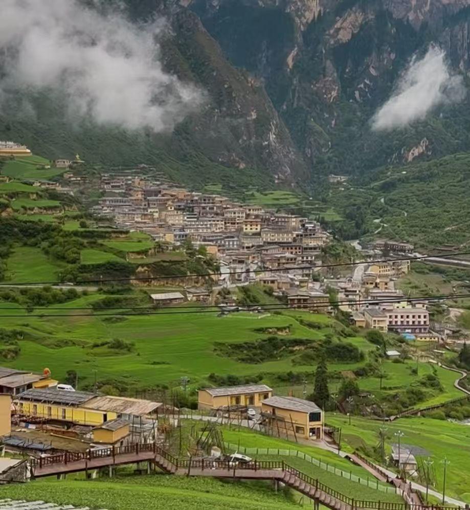 一位旅游博主说：

“旅游是最底层的生活方式，
真正有钱有闲的人都不旅游。
大多