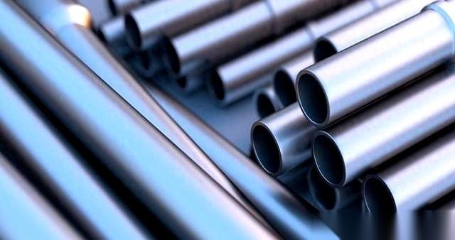 满屏绿油油，大盘跌得亲妈都不认识了。钢铁板块更是跟着跳水。
就这个时候，有个显眼