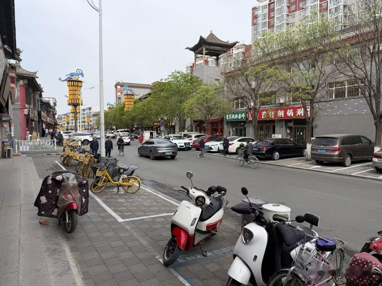 去年的五一假期，呼和浩特稍麦一条街很多商家需要排队，但是今年的五一第一天，感觉这