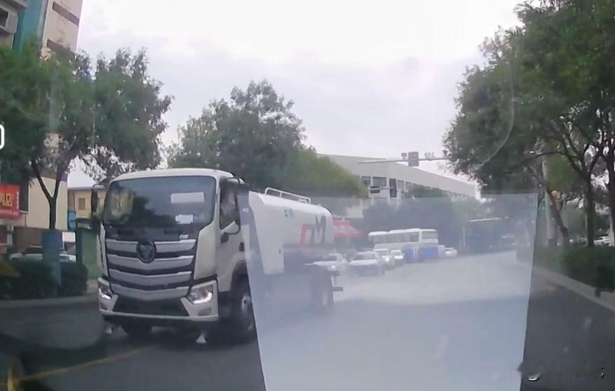 【沧州街头实拍：洒水车沿着道路中心线洒水】实拍沧州市区道路，7月16日上午八点多