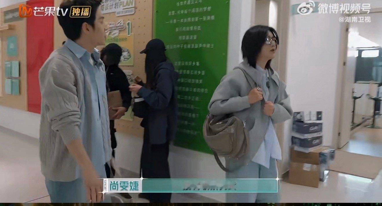 尚雯婕李佳琦人丢了也丢人了尚雯婕和李佳琦不是在找人就是在找人的路上，一会儿人丢了