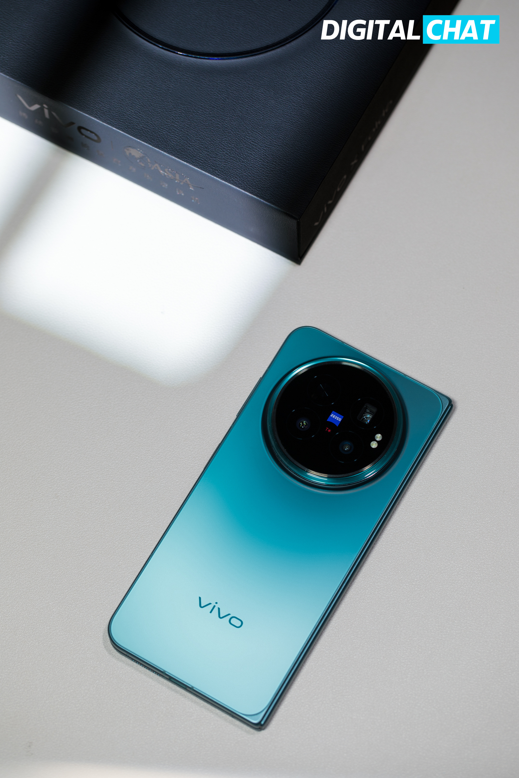 vivo X Fold6这个「蓝洞」配色，上手第一眼确实挺特别的，它不是那种很扎