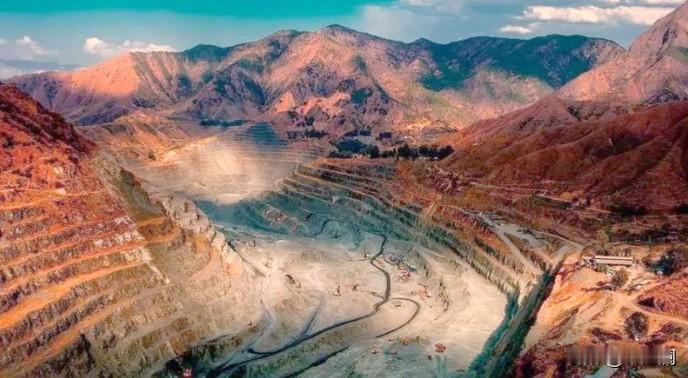 终于搞清楚中国军工为何能迅猛崛起了，并不是技术突然逆天，也不是烧钱砸出奇迹，而是