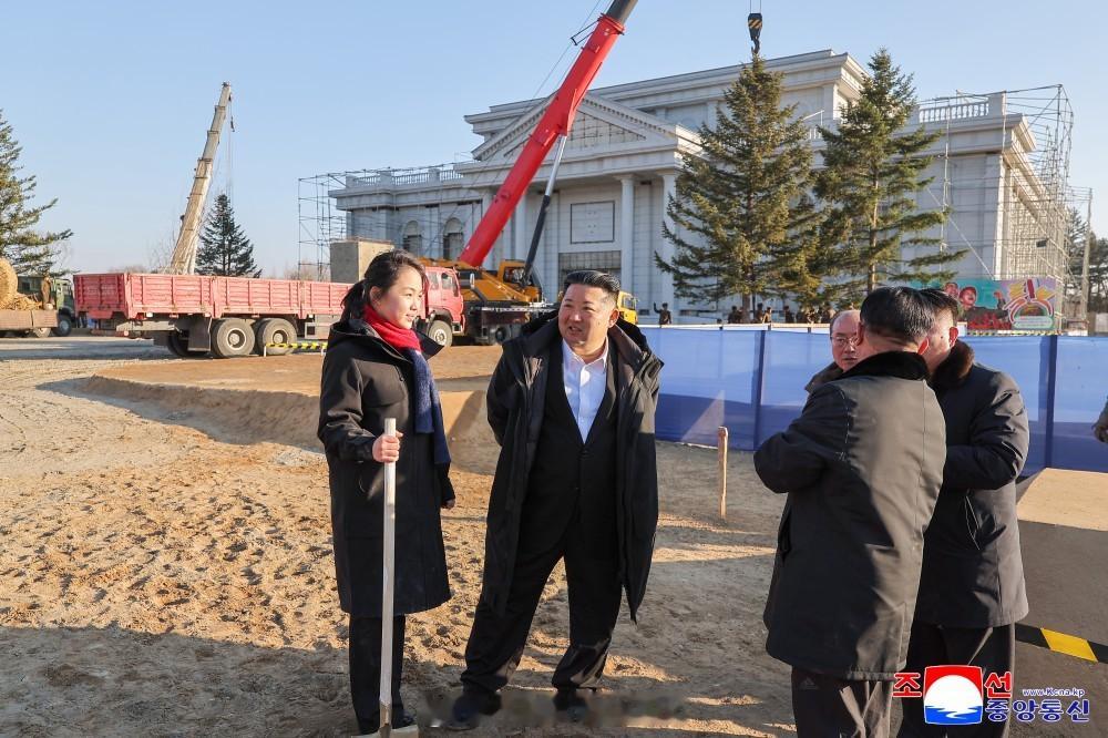 【敬爱的金正恩同志视察海外军事作战功勋纪念馆建设工地】朝中社平壤１月６日电　朝鲜