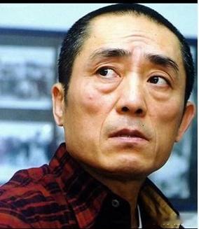 张艺谋筹拍《红高粱》，花费四万元，邀请当地农民种植100亩红高粱。然而，当电影开