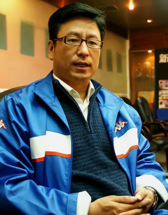 专家表示月收入 3000 元就属于中等收入，白岩松疑问，如果月收入 3000 元