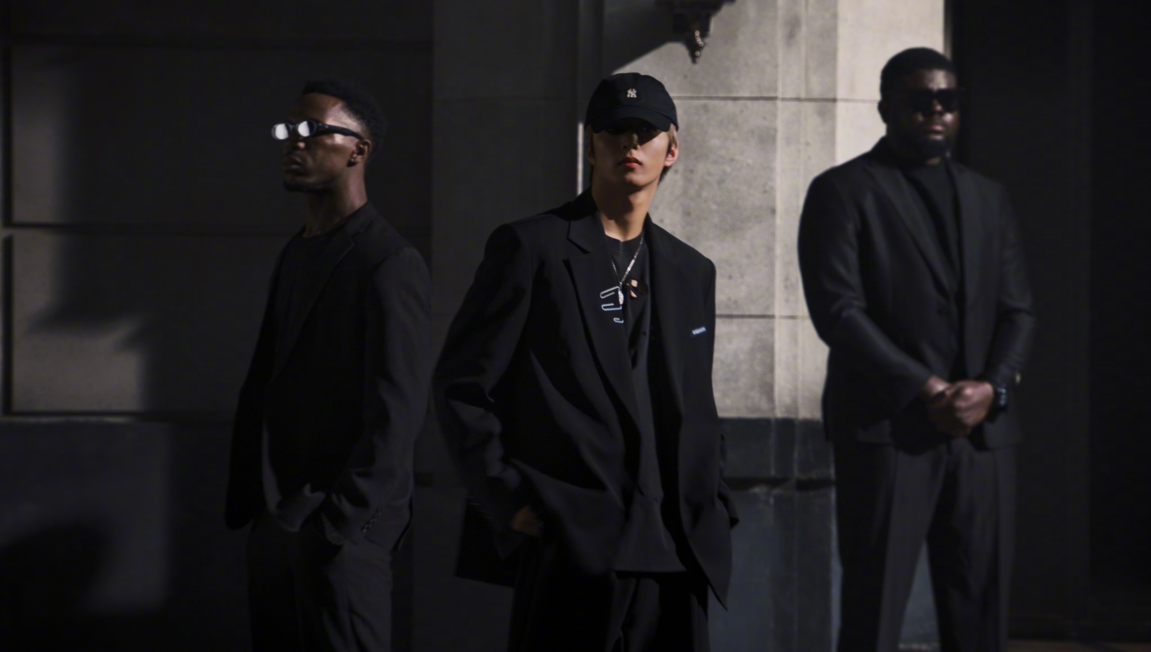 刘耀文SAUCE MV预告刘耀文看似耍酷实则在等绿灯 全员黑西装的街头小队太吸睛