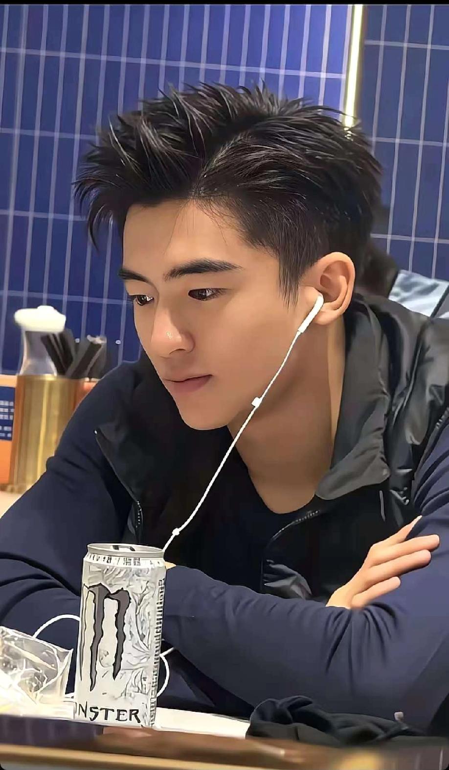 一个人的嘴巴或许会说谎，但身体的语言可都一点都藏不住，
不知道大家发现没有，
谢