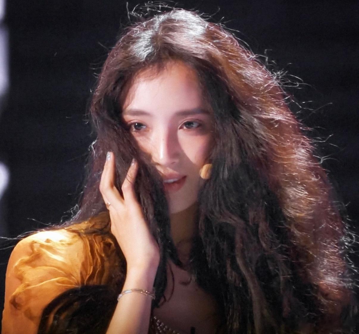 王紫璇卡点为Jessica庆生真的好爱这种长久稳定的友情！认识这么多年，王紫璇依