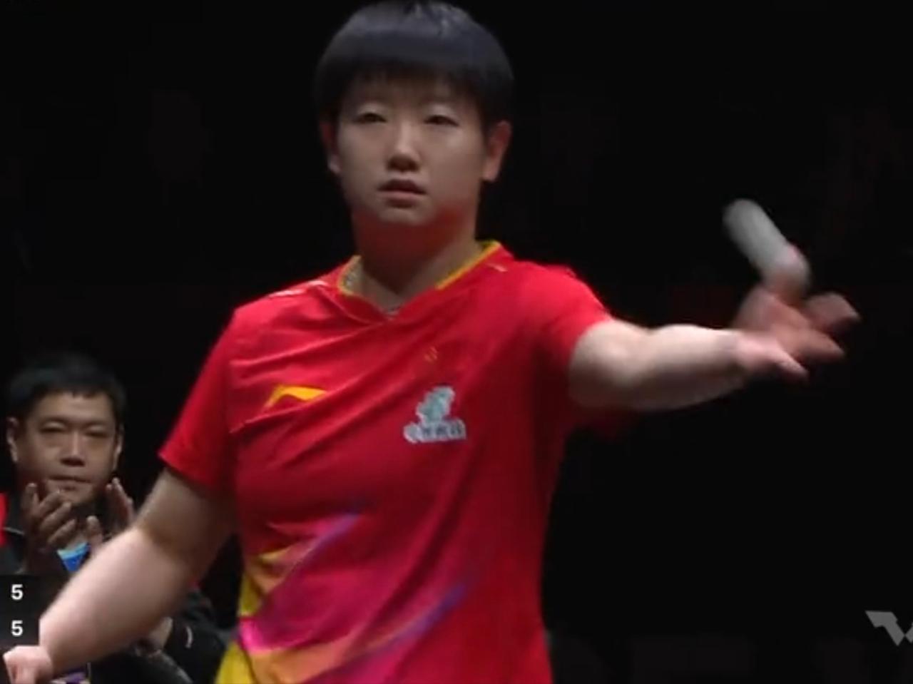 突发！孙颖莎因伤中途退出今晚WTT年终总决赛女单半决赛，队友王曼昱晋级决赛。另，