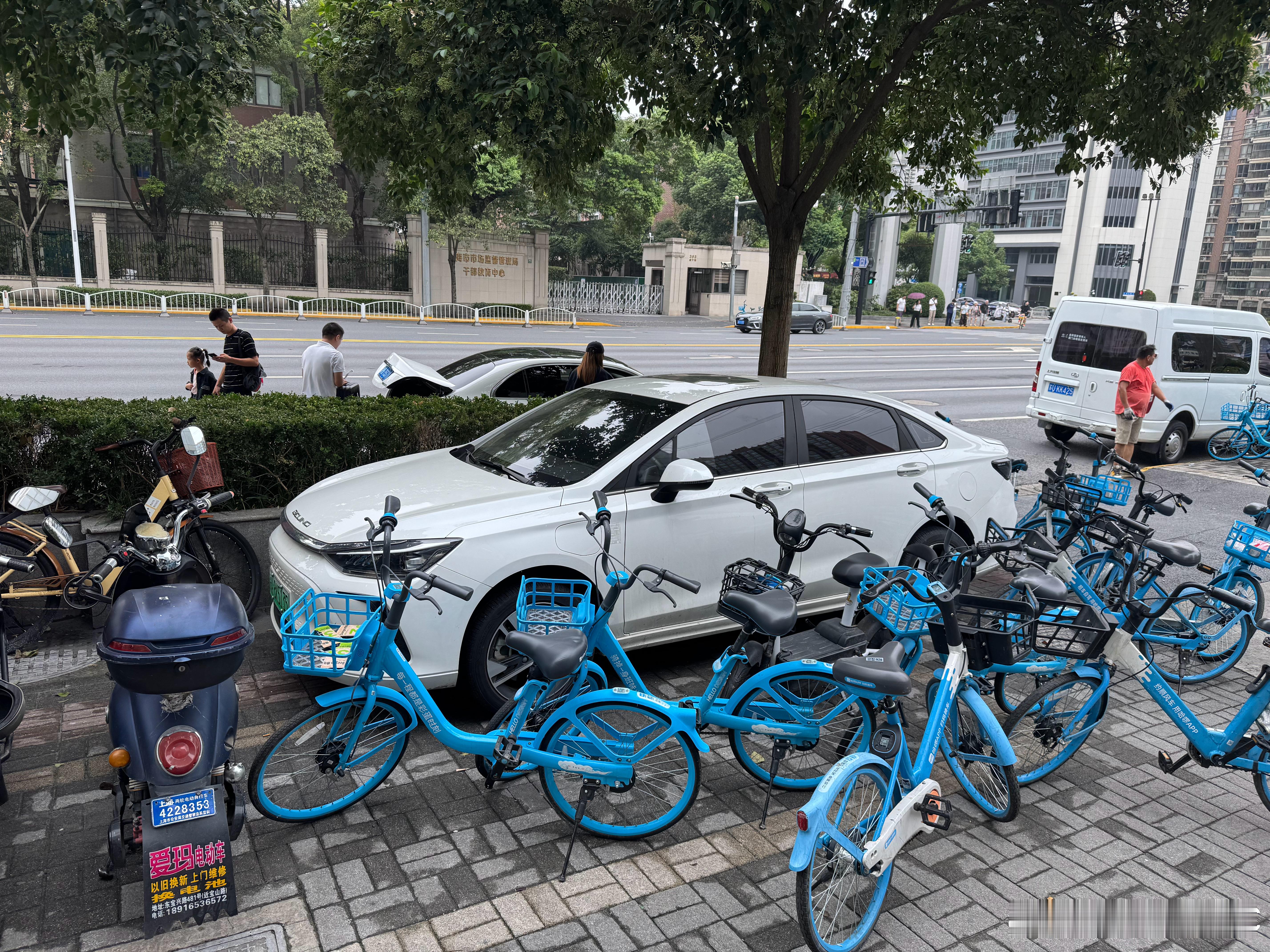 笑死我了，这个白车违章停车，把共享单车的位置都占了，然后今天来放共享单车的工作人